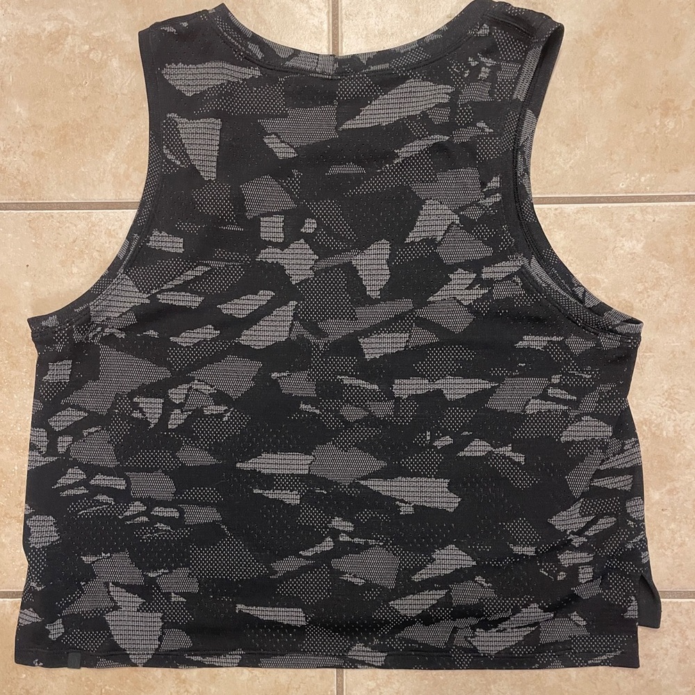 Lululemon train to be size 6 tank top